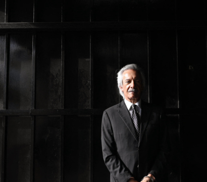 Le journaliste guatémaltèque Jose Ruben Zamora arrive menotté à l'audience de son procès pour blanchiment d'argent au Palais de justice de Guatemala City, le 26 août 2024.