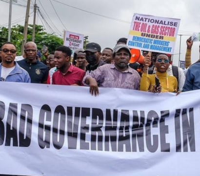 Manifestants brandissant une banderole "End bad governance in Nigeria"