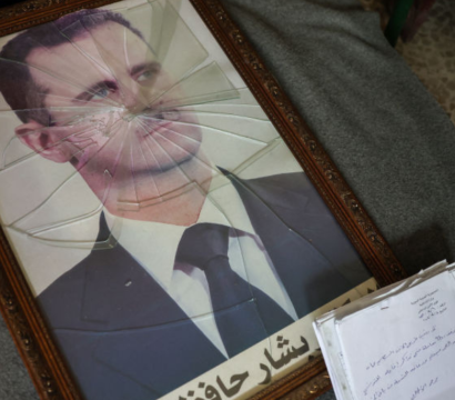 Un portrait du président syrien Bachar al-Assad, avec son cadre brisé, est photographié dans un établissement de la Branche de la Sécurité politique du régime syrien, en périphérie de la ville centrale de Hama, après la capture de la région par les forces anti-gouvernementales, le 7 décembre 2024.