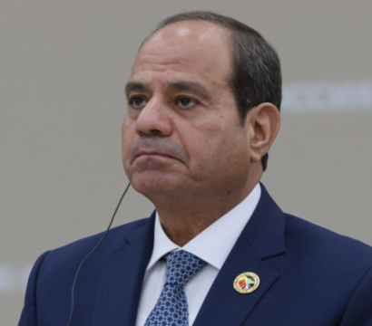 Photo du président de l'Égypte, portant un costume et une oreillette