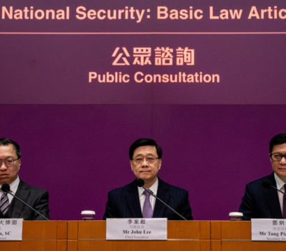3 hommes lors d'une séance de consultation publique