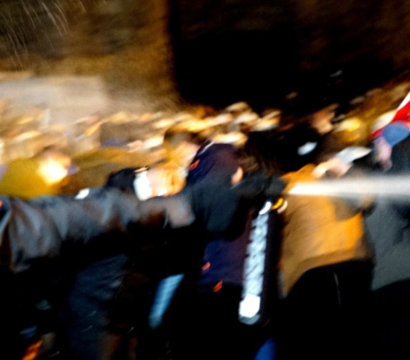 Un policier attaque des manifestants turcs