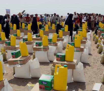 Distribution de vivres alimentaires à la population yéménite