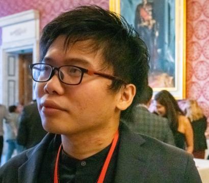 un homme asiatique qui regarde sur le coté