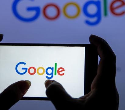 des mains qui tiennent un écran de téléphone avec google 