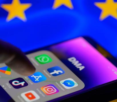 Une main interagissant avec l’écran tactile d’un téléphone.