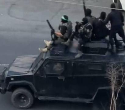hommes avec armes 