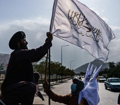 un homme tient un drapeau