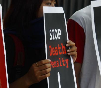 Pancartes indiquant « Cessez la peine de mort » sont tenues