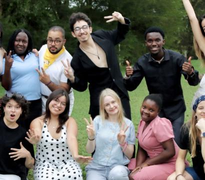 Des adolescents sourient