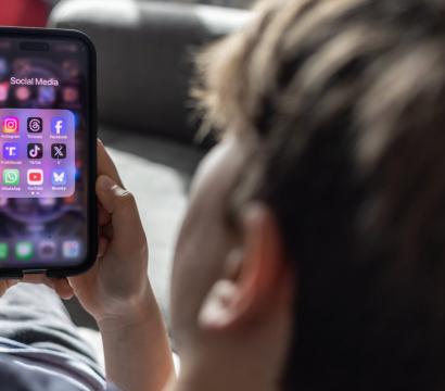 Adolescent qui regarde son téléphone