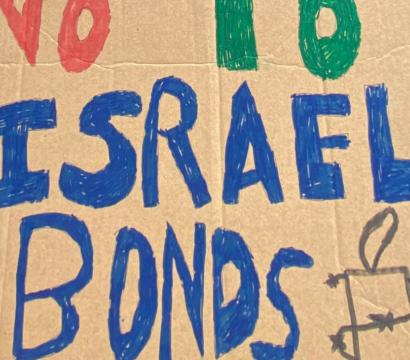 une pancarte dit «Non aux ''Israel Bonds'' »