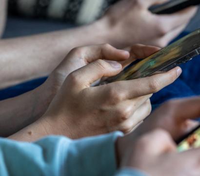 Des adolescents sont sur leur téléphone