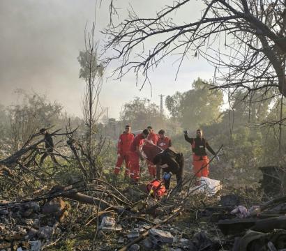Des professionnels se promènent dans un champ de ruine