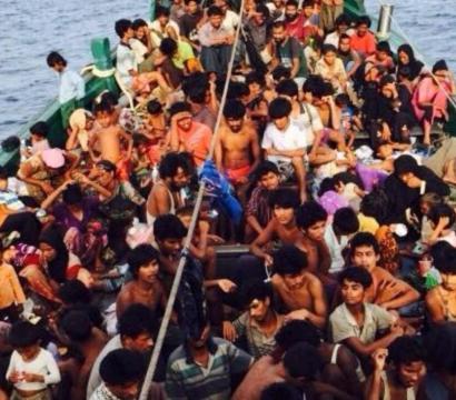 Des migrants sont sur un bateau surpeuplé