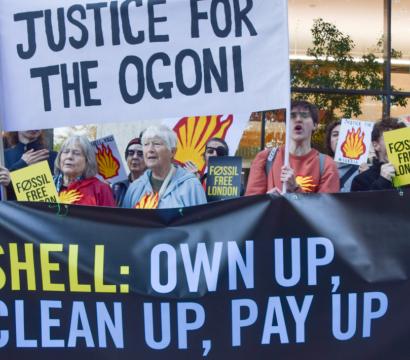 Des personnes manifestent contre Shell