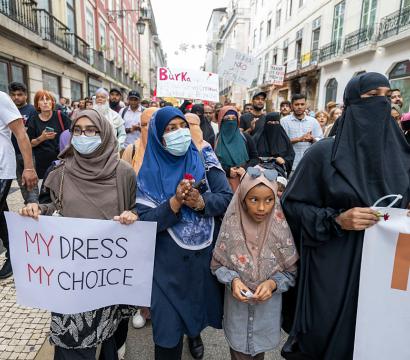 Des femmes voilées manifestent pour le droit de porter les vêtements qu'elles veulent