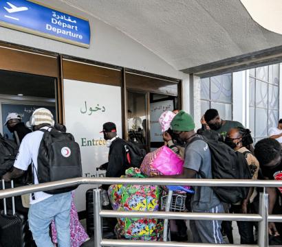 Des gens tentent de quitter le pays à l'aéroport