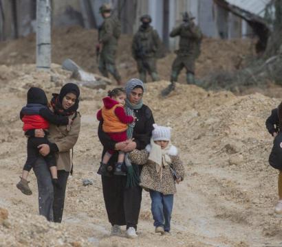 Des familles se déplacent sous le regard de soldats
